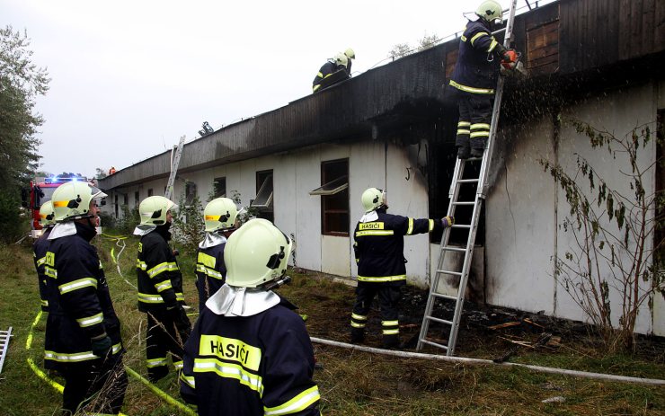 Požár ubytovny pro chmelaře. Foto: Michal Hrdlička / HZS Ústeckého kraje
