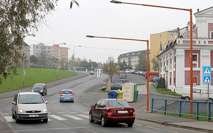 Nově nasvícený přechod v Lounech u mostu Veslařů nestál díky Nadaci ČEZ město ani korunu. Foto: Ota Schnepp