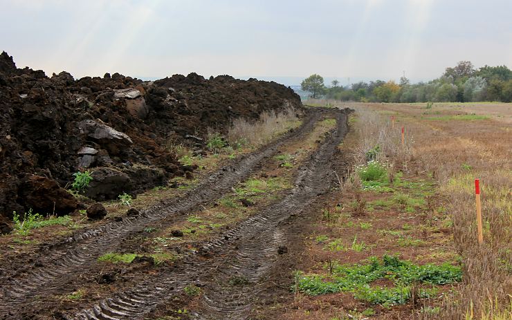 Silničáři odkrývají trasu budoucí silnice okolo Velemyšlevsi. Foto: Oldřich Hájek