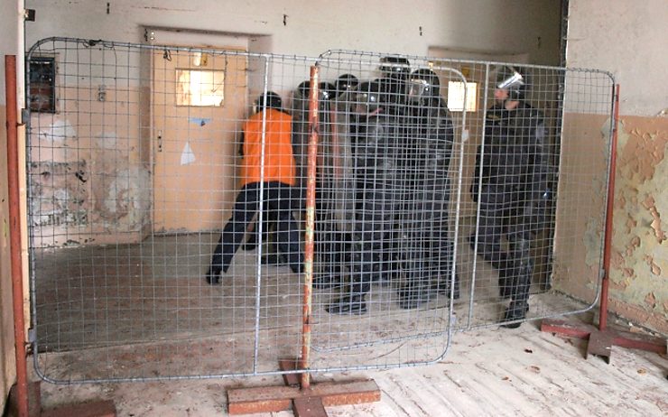 Nácvik na mimořádné situace v celách či chodbách věznic. Foto: VS ČR