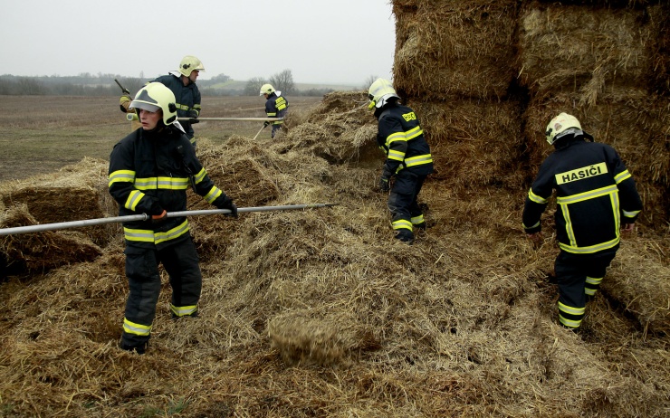 Požár stohu slámy u hlavní silnice R7. Foto: Michal Hrdlička / HZS Ústeckého kraje