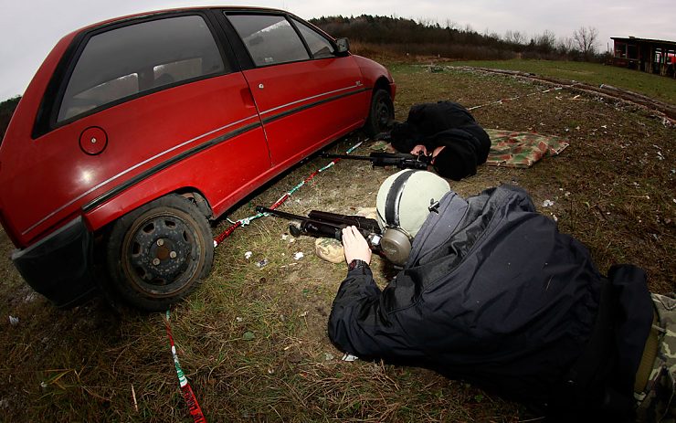 Policejní odstřelovači v Nečichách. Foto: Michal Hrdlička
