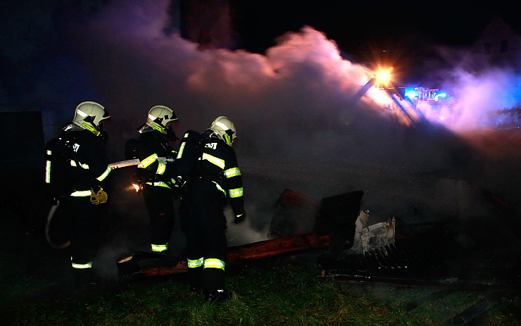 Zásah u požáru dřevěného přístavku. Foto: Michal Hrdlička / HZS Ústeckého kraje
