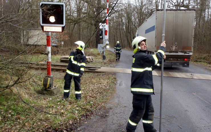 Hasiči zasahovali i u spadlého telefonního vedení. Foto: Michal Hrdlička / HZS ÚK