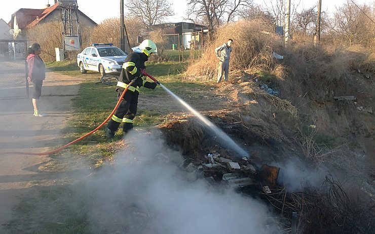 Likvidace požáru porostu a černé skládky v Bezděkově. Foto: HZS Žatec