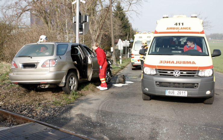 Odstraňování následků nehody na přejezdu v Žaboklikách. Foto: Michal Hrdlička / HZS Ústeckého kraje