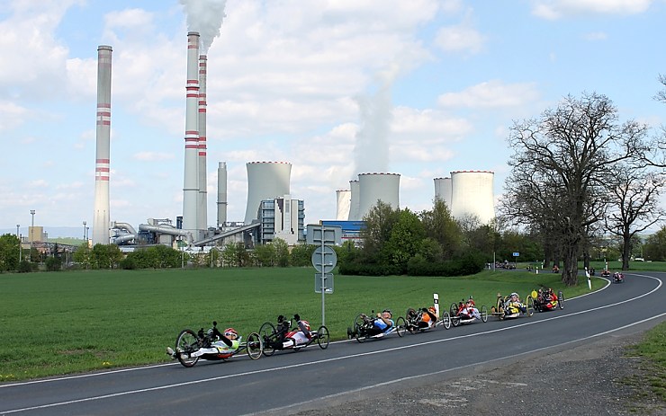 Memoriál Karla Raise startuje tradičně u obce Volevčice nedaleko Elektrárny Počerady, jíž pak mají všichni účastníci po své pravé ruce. Na snímku vjíždějí do obce Počerady, po níž má elektrárna své jméno. Foto: Ota Schnepp