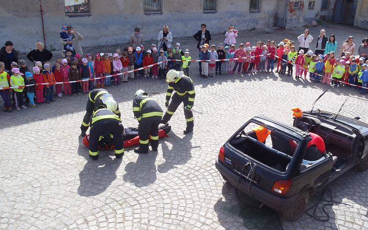 Ukázka práce hasičů pro 110 dětí z mateřských škol. Foto: HZS ÚK