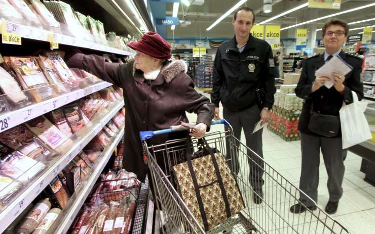 Policisté provádějí preventivní akce i v supermarketech, kde varují nakupující před kapsáři. Ilustrační foto: Jan Vraný