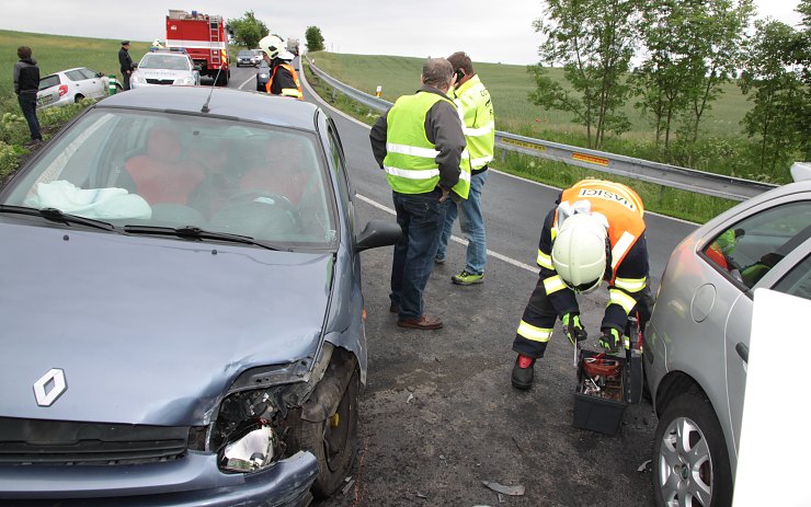 Hasiči při zásahu u Pšova. Foto: Michal Hrdlička / HZS Ústeckého kraje