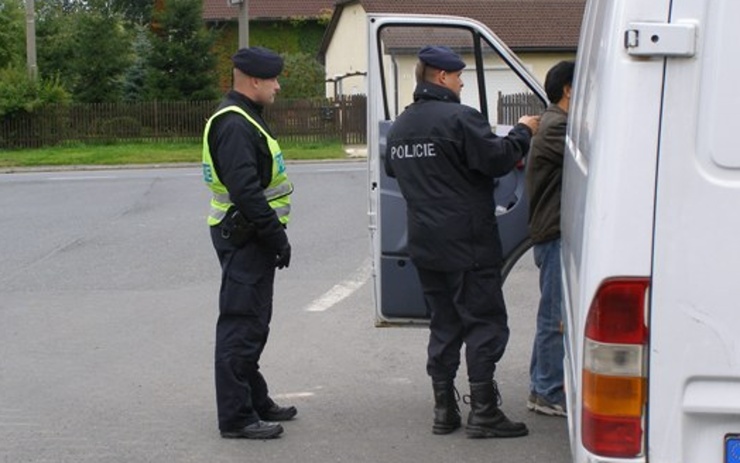 Policisté při kontrole cizinců. Ilustrační foto. Zdroj: Policie ČR