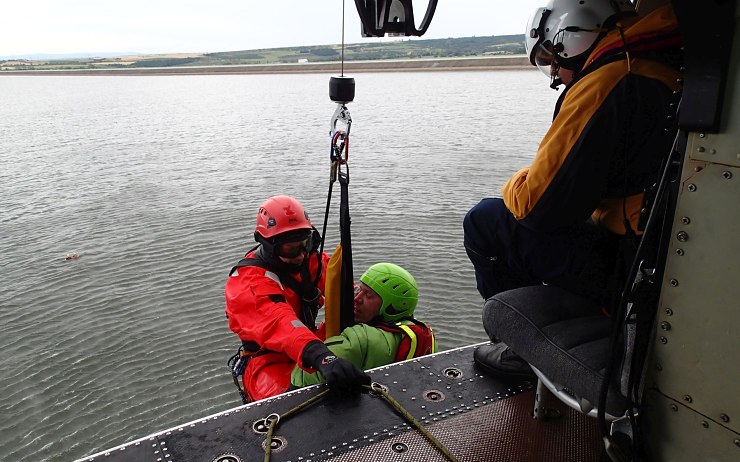 Záchrana lidí z vod přehrady pomocí vrtulníku. Foto: HZS Ústeckého kraje