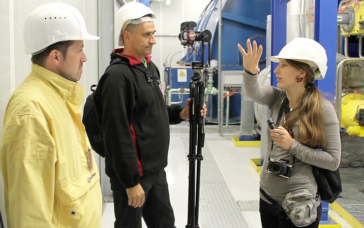 Mezi letošní návštěvníky Elektrárny Počerady patřil i realizační tým, který pro Skupinu ČEZ připravuje virtuální prohlídky elektráren. Foto: Ota Schnepp