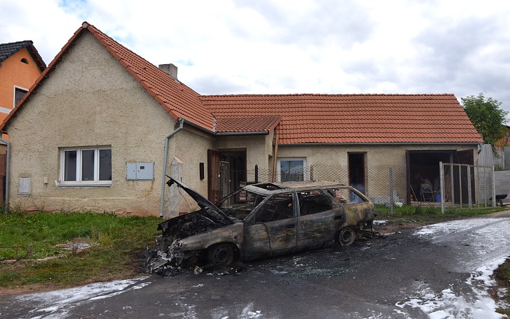 Kompletně shořelý vůz. Foto: ZPP