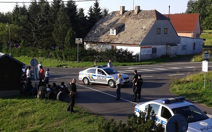 Běženci zadržení policií na konci srpna v okolí Klínů na Mostecku. Foto: Petr Klouček