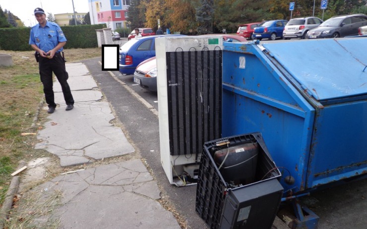 Nepořádek u popelnic. Foto: MP Louny