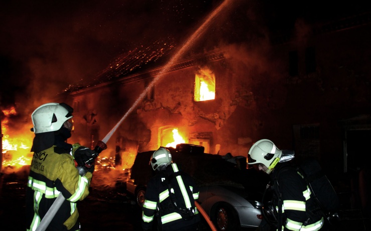 Hasiči bojují s požárem v Počeradech. Foto: Michal Hrdlička / HZS ÚK