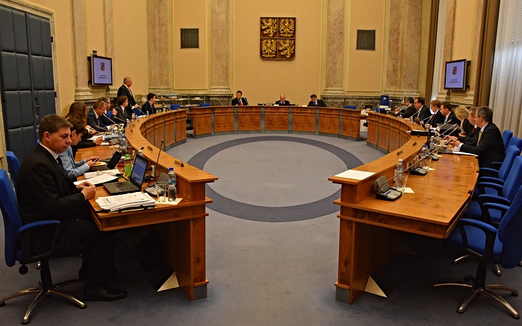 Zasedání vlády, na kterém se ministři shodli na zvýšení platů policistů a vojáků. Foto: Vláda ČR