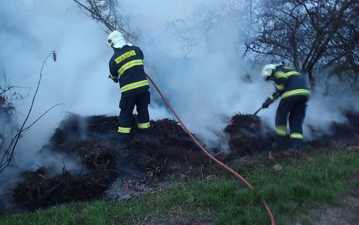 Hasiči likvidují požár u Klůčku. Foto: Michal Hrdlička / HZS Ústeckého kraje