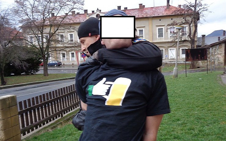 Předvedení agresivního muže. Foto: MP Louny