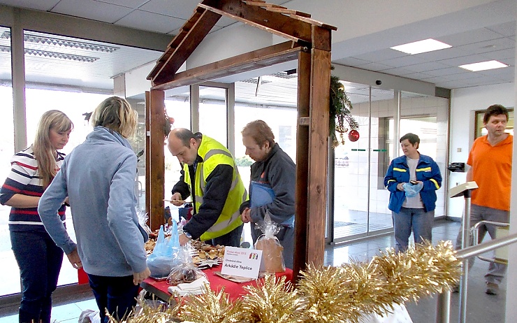 Vánoční trhy chráněných dílen v Počeradech. Foto: Ota Schnepp