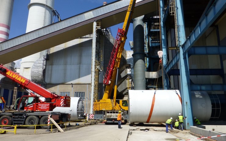 Dovoz a příprava instalace zásobních nádrží reagentů – Satamin močovina. Foto: Ota Schnepp