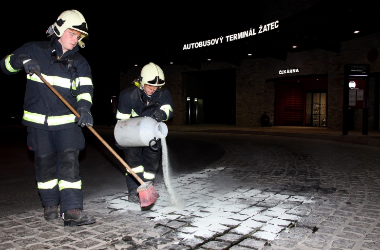 Hasiči pomocí sorbentu uklízejí uniklé provozní kapaliny z autobusu. Foto: Michal Hrdlička / HZS ÚK