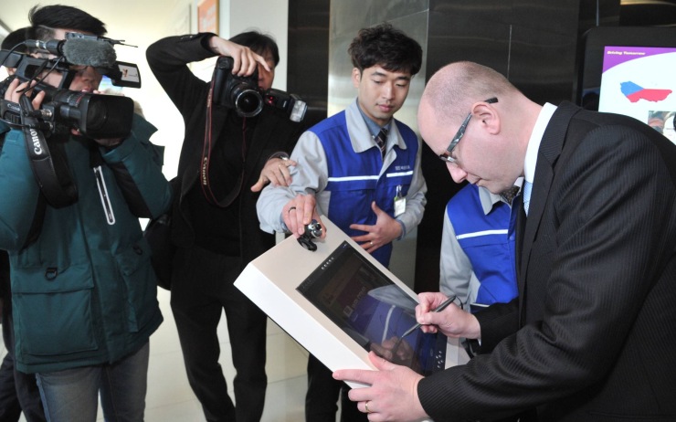 Premiér Bohuslav Sobotka navštívil společnost Nexen Tire - Changneyong, 27. února 2015. Foto: Vláda ČR