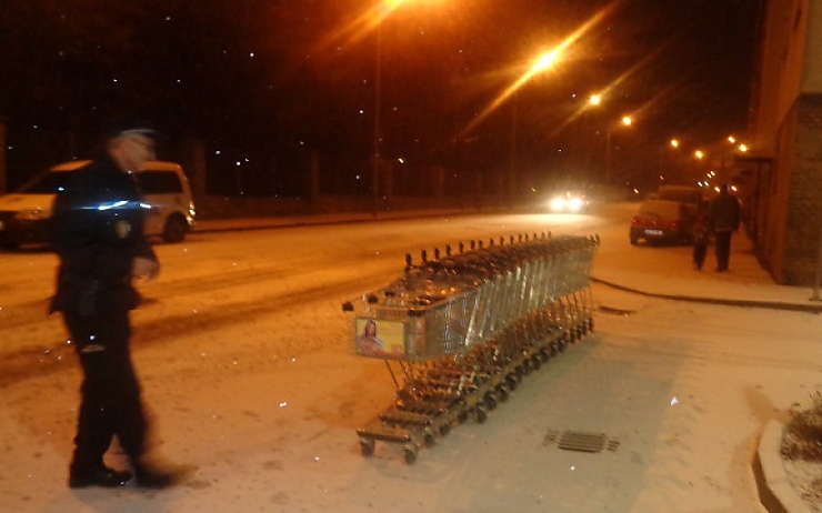 Nákupní košíky skončily na silnici. Foto: MP Louny