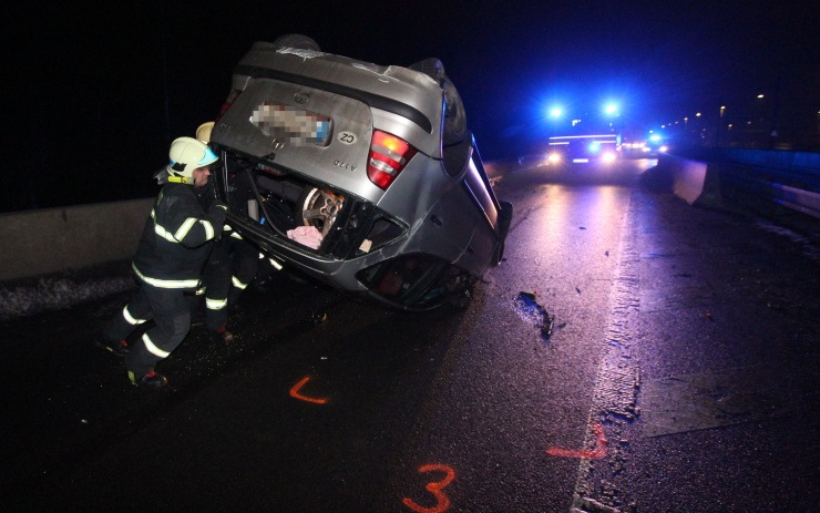 Čerstvá nehoda, k níž došlo v noci na neděli v Ústeckém kraji u Mostu. Foto: Jan Vraný Čerstvá nehoda, k níž došlo v noci na neděli v Ústeckém kraji u Mostu. Foto: Jan Vraný