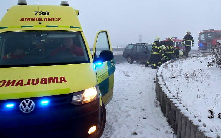 Záchranáři zasahují u první nehody na okružní křižovatce. Foto: Michal Hrdlička / HZS ÚK