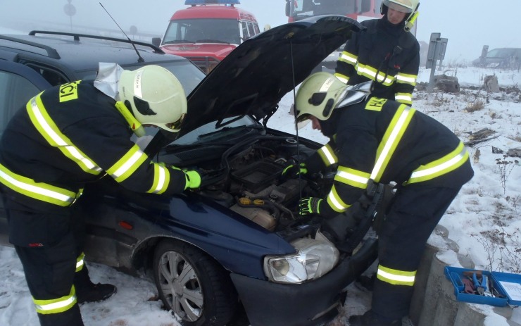 Záchranáři zasahují u první nehody na okružní křižovatce. Foto: Michal Hrdlička / HZS ÚK