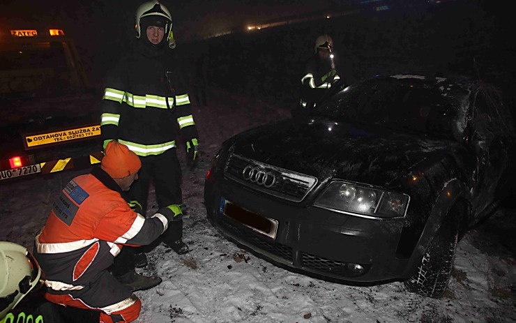 Auto je zpět na kolech. Foto: Michal Hrdlička / HZS ÚK