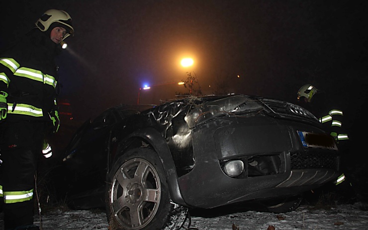 Auto je zpět na kolech. Foto: Michal Hrdlička / HZS ÚK
