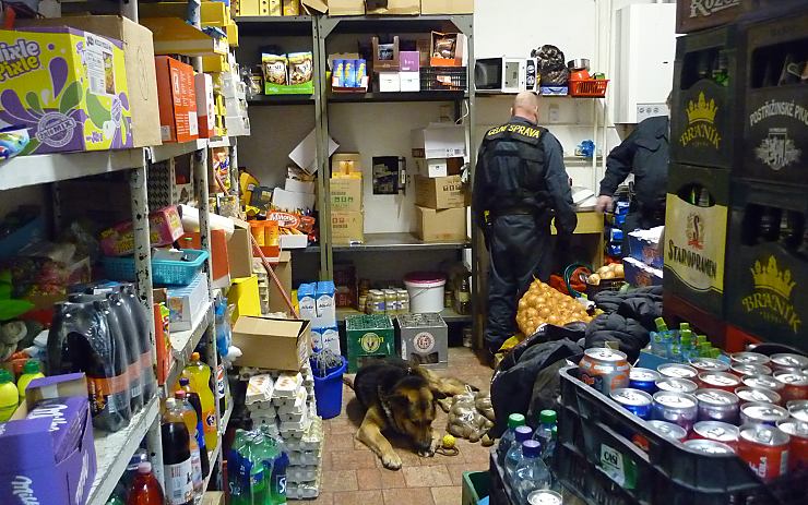 Kontrola skladových prostor. Foto: Celní úřad pro Ústecký kraj