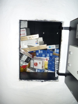 Na trezor s další skrýší upozornil služební pes. Foto: Celní úřad pro Ústecký kraj