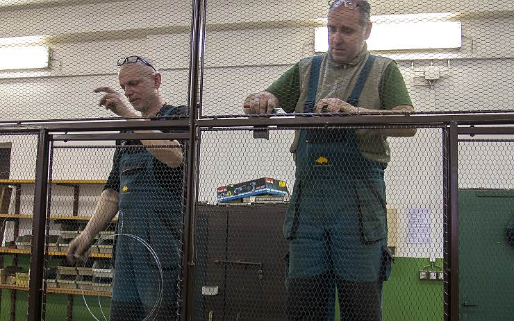 Pracovníci zooparku při výrobě boxů. Foto: Martin Šopf