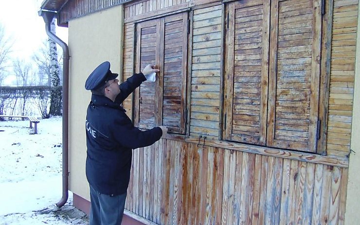 Policista při jedné z kontrol chatových oblastí. Foto: Policie ČR Policista při jedné z kontrol chatových oblastí. Foto: Policie ČR