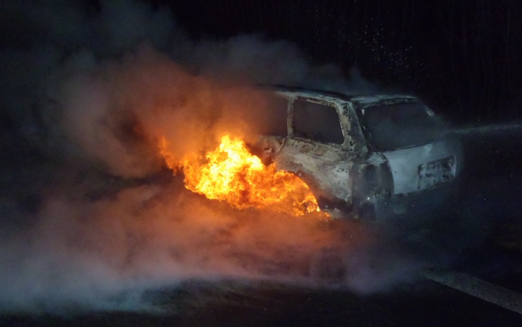 Oheň automobil zcela zničil. Foto: HZS Žatec
