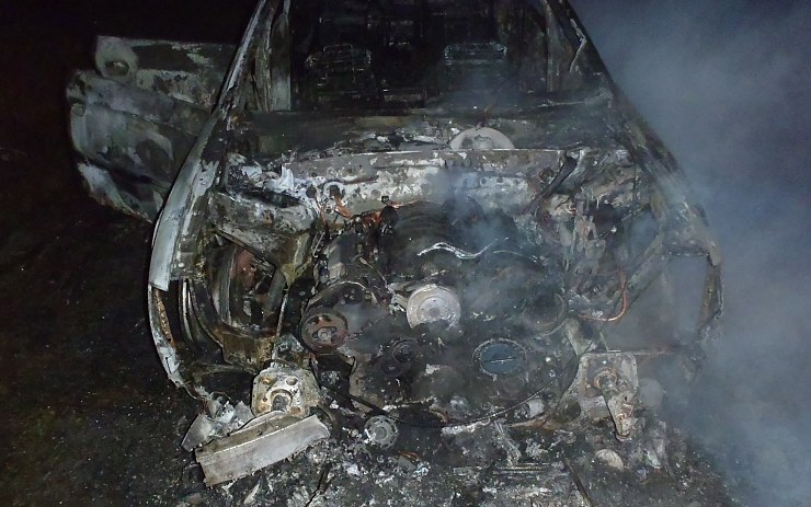 Vozidlo již nedokázali hasiči zachránit. Foto: HZS Ústeckého kraje