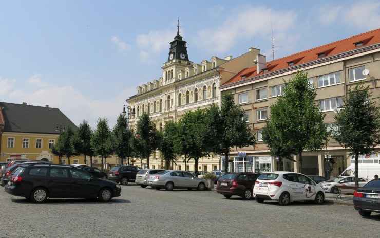 Parkoviště na náměstí v centru Loun. Foto: Oldřich Hájek
