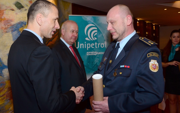 Předávání daru. Foto: Unipetrol RPA