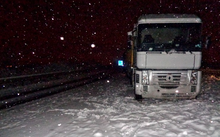 Zapadlý kamion na okraji Loun. Foto: MP Louny