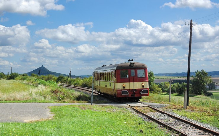 Vláček na Švestkové dráze mezi Lovosicemi a Mostem. Archivní foto: sd.severoceskedrahy.cz