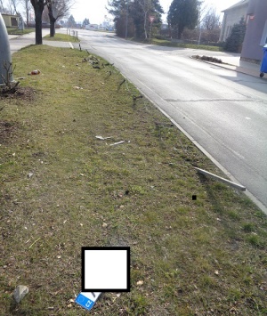 Poražené sloupky a utržená SPZ. Foto: MP Louny