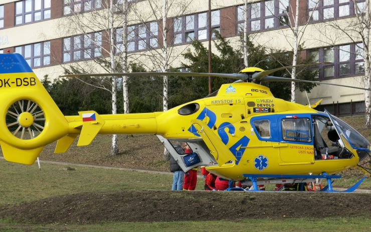 Zraněného cyklistu přepravil vrtulník do nemocnice. Ilustrační foto: Oldřich Hájek