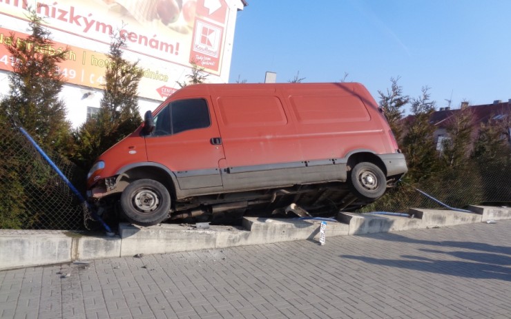 Dodávka prorazila plot. Foto: MP Louny