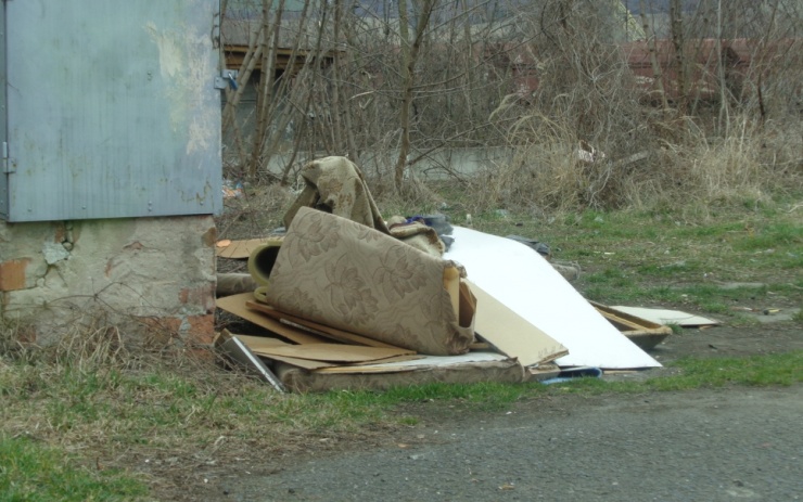 Nepořádek u Oharky. Foto: MP Louny