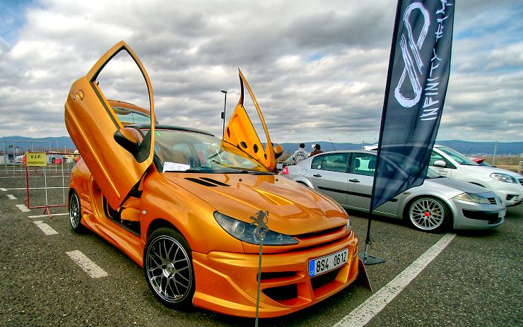 Jedno z vystavených aut s netradičním řešením otevírání dveří. Foto: Oldřich Hájek