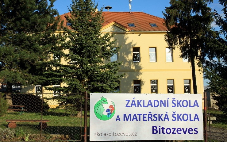 Základní a mateřská škola v Bítozevsi. Foto: Michal Hrdlička